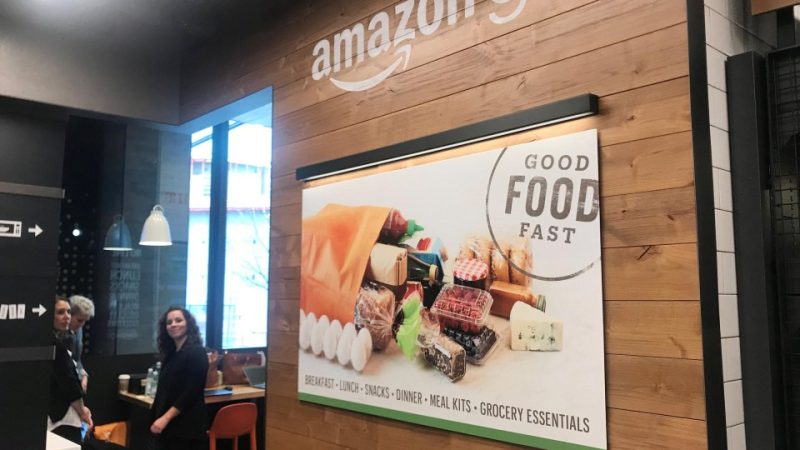 Amazon eröffnet einen Supermarkt ohne Kassen und nutzt Kameras, um zu verfolgen, was Käufer aus den Regalen nehmen